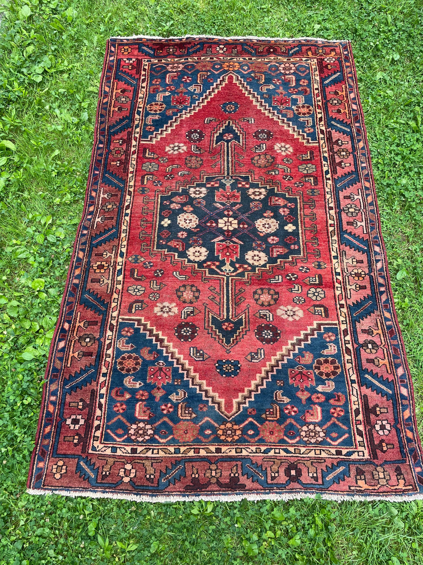 SHAHIN 7' 1" by 4' 1" ft. Geometric rug