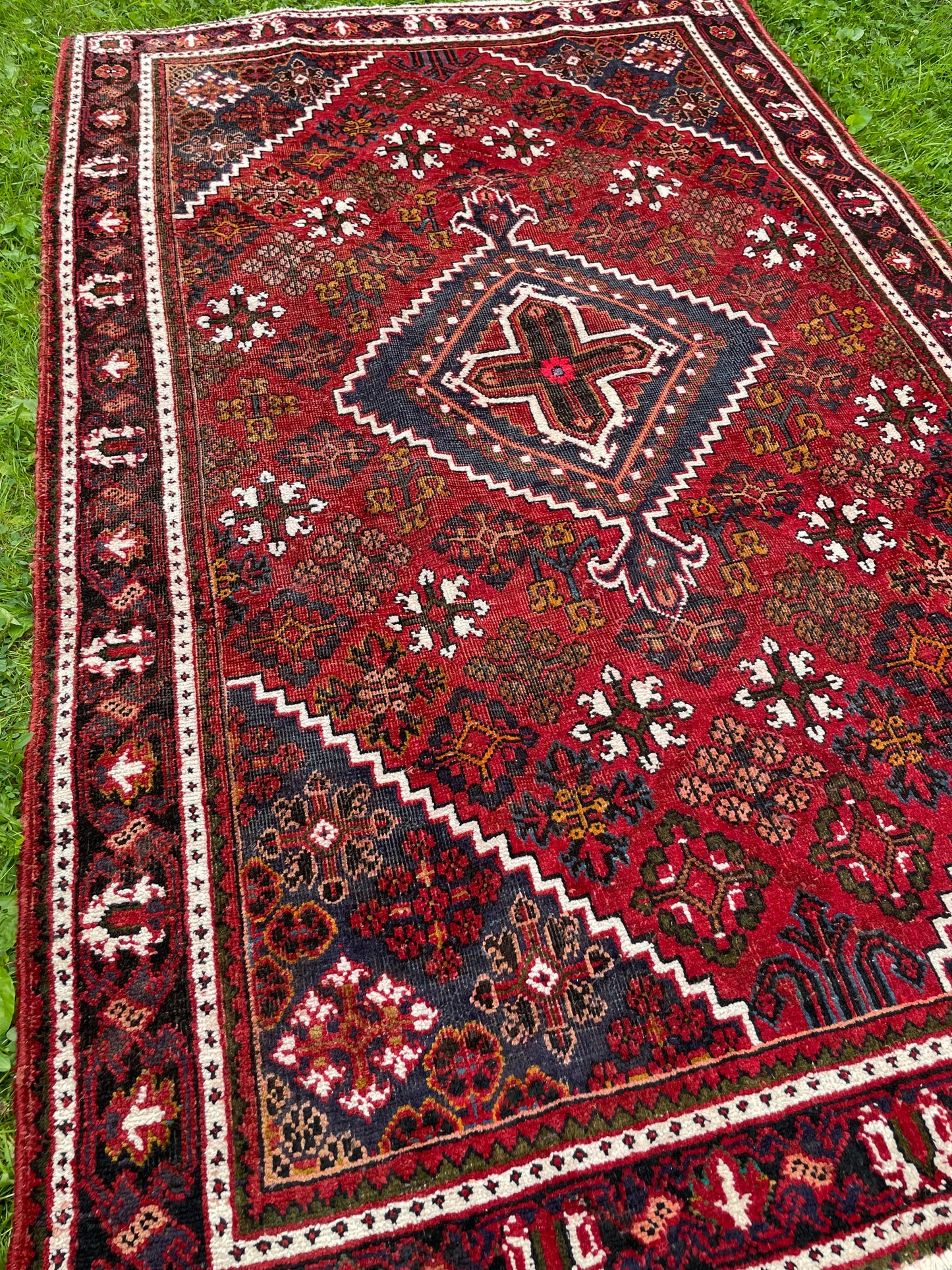 MIHAN 6' 9”x 4' 3”ft Shiraz tribal handmade rug