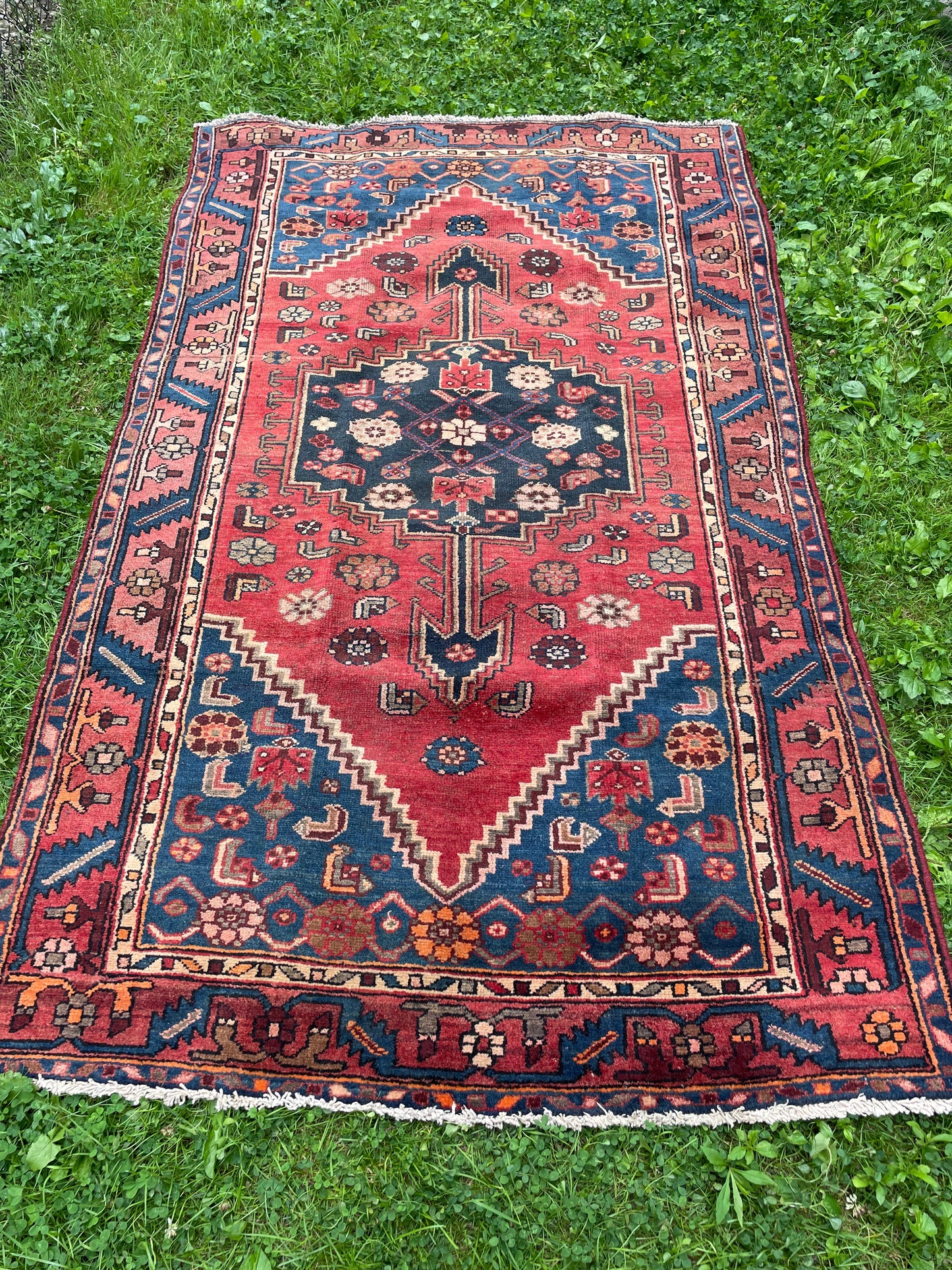 SHAHIN 7' 1" by 4' 1" ft. Geometric rug