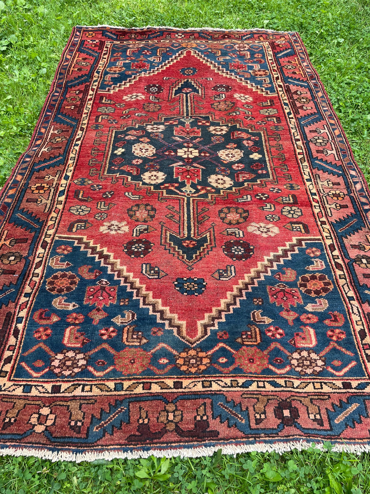 SHAHIN 7' 1" by 4' 1" ft. Geometric rug