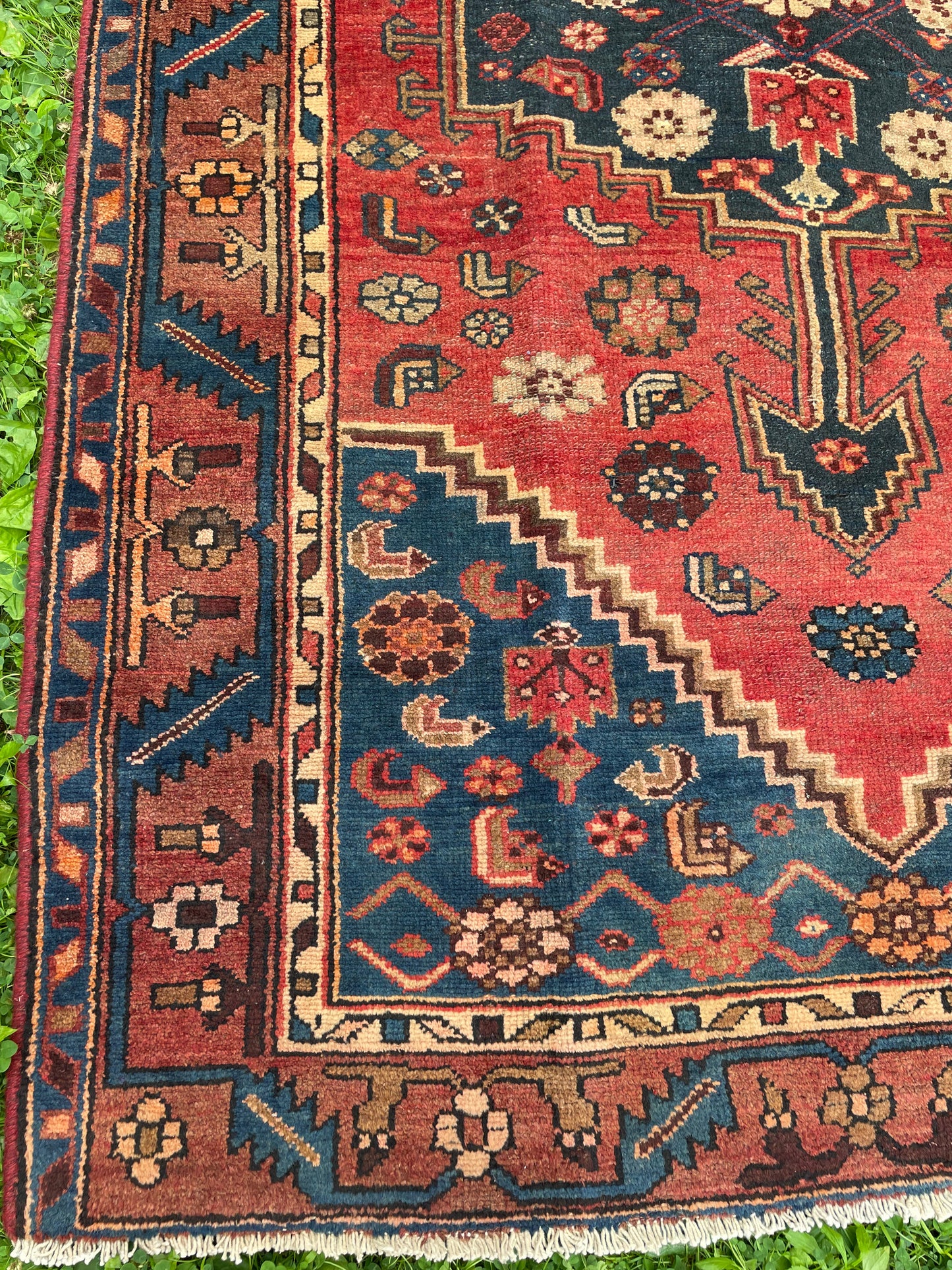 SHAHIN 7' 1" by 4' 1" ft. Geometric rug