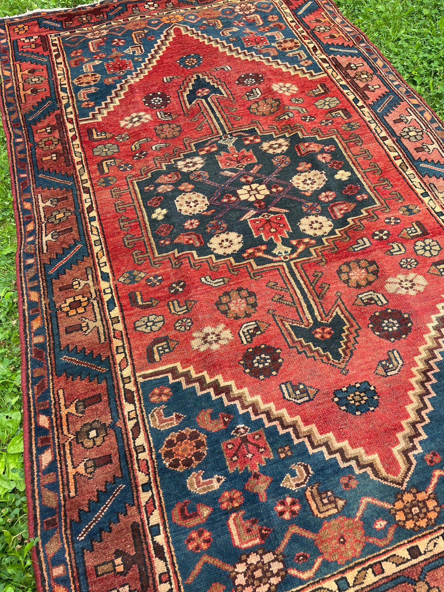 SHAHIN 7' 1" by 4' 1" ft. Geometric rug