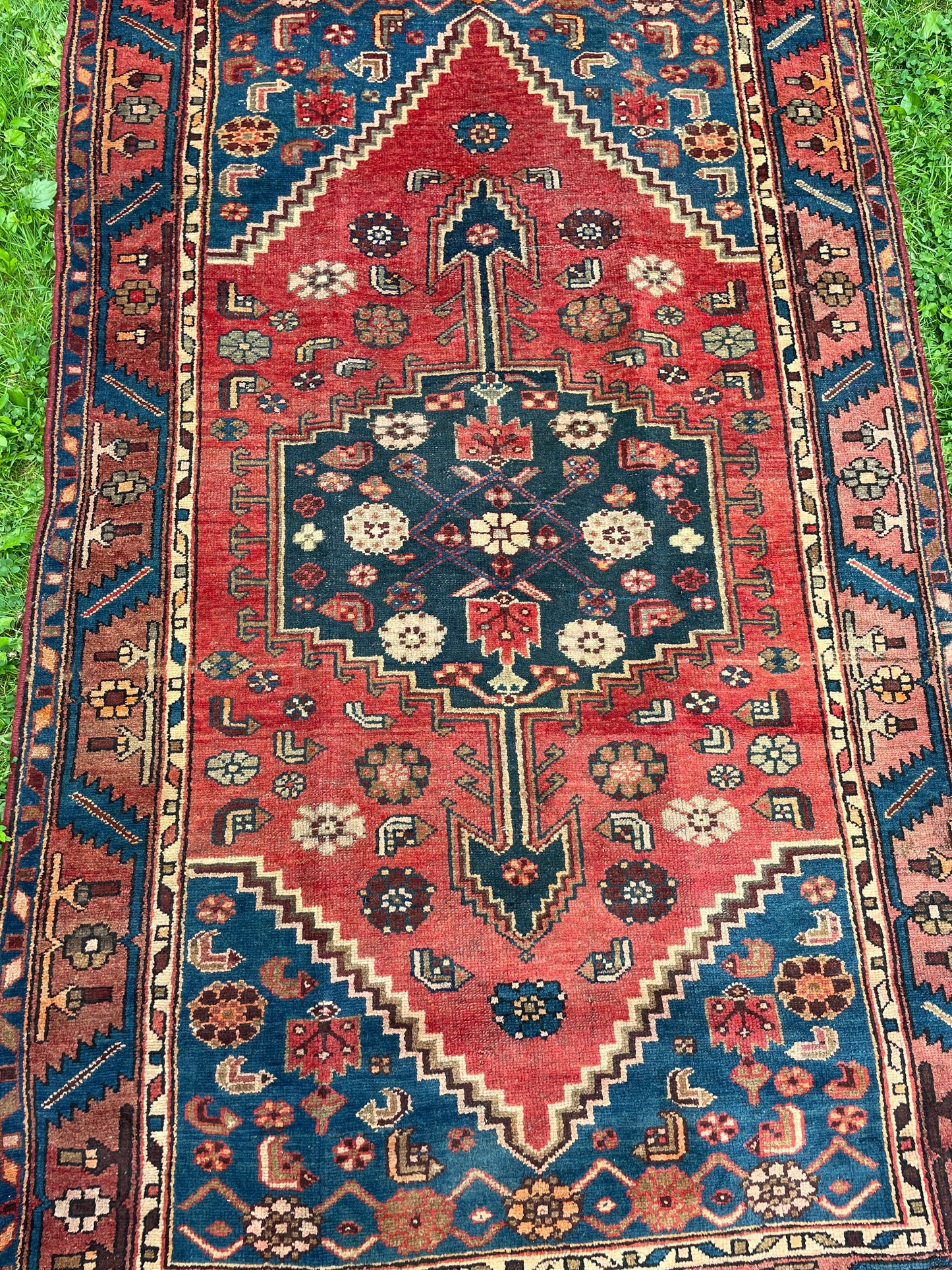 SHAHIN 7' 1" by 4' 1" ft. Geometric rug